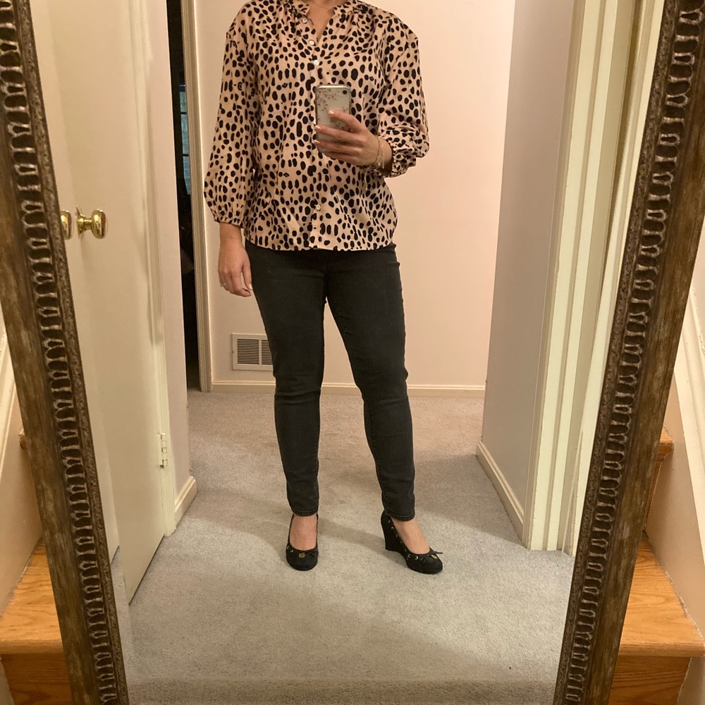 XL size cheetah print blouse. Fits like a medium. Never worn!